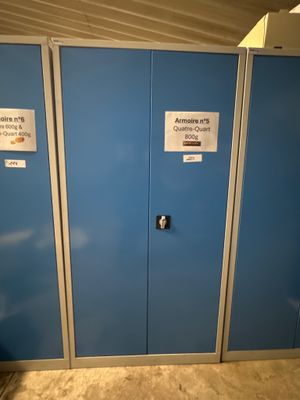 deux cabines bleues munies d'une pancarte dans les toilettes