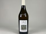 la bouteille de vin est posée sur une surface blanche