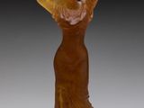 statue d'une femme vêtue d'une robe marron et coiffée d'un chapeau