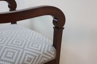Suite de deux fauteuils en acajou à dossier bandeau ajouré, … (photo 6)