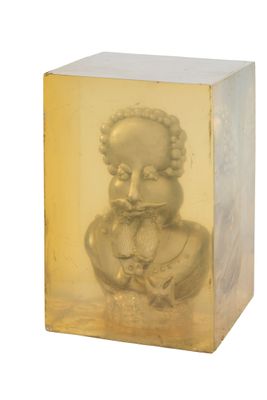 un cube de verre renfermant la statue d'un bébé