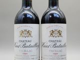 deux bouteilles de vin sont posées sur une surface blanche