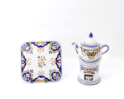 ROUEN - Lot de faïence polychrome comprenant : - Deux assiet…