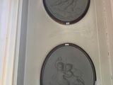 deux assiettes accrochées au mur d'une pièce dotée d'une fenêtre