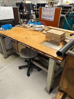 une image d'un établi avec beaucoup d'outils dessus