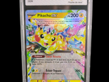 gros plan d'une carte pokemon dans un étui en plastique