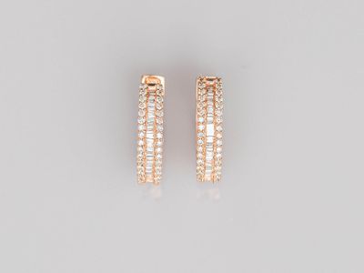 une paire de boucles d'oreilles créoles en or rose serties de diamants