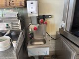 une cuisine avec un évier et une cuisinière