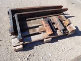 a piece of wood that is sitting on a pallet