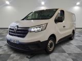 la camionnette blanche est garée sur le sol en damier d'une pièce