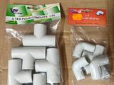 une boîte en carton contenant tout un tas de pièces blanches