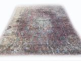 une image représentant un grand tapis oriental sur fond blanc