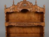 une vieille étagère en bois ornée de sculptures élaborées