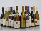 plusieurs bouteilles de vin alignées sur une table