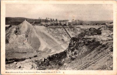 une photo en noir et blanc d'une vieille photo représentant une carrière