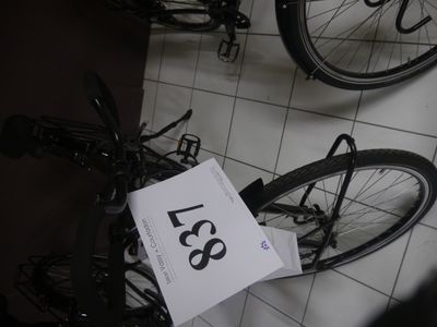 trois vélos posés par terre, sur lesquels figurent des numéros