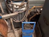 une machine bleue posée à côté d'une poubelle bleue