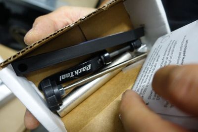 une personne tenant un stylo dans une boîte contenant un stylo