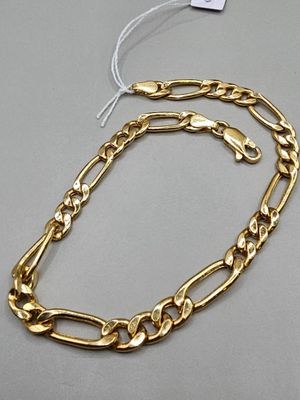 un bracelet en chaîne d'or avec un fermoir et un fermoir