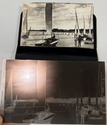 une photo en noir et blanc d'un bateau dans l'eau