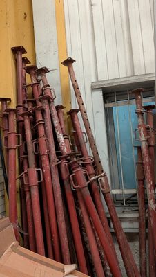 de nombreux tuyaux posés à l'extérieur d'un immeuble