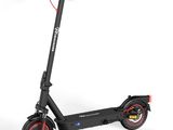 une image représentant un scooter avec une roue rouge sur fond blanc