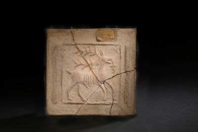 une image représentant un bloc de pierre orné d'un relief représentant une femme