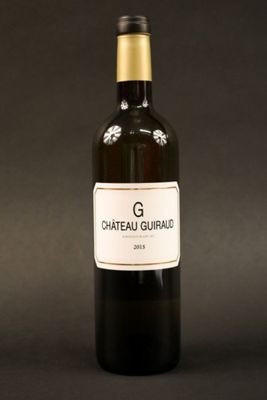 une bouteille de vin posée sur une table