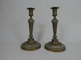 paire de chandeliers anciens en laiton sur fond blanc