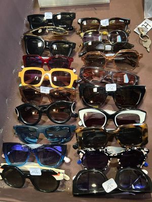 de nombreuses paires de lunettes de soleil exposées dans une vitrine