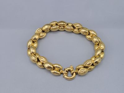 un bracelet plaqué or muni d'un fermoir ovale