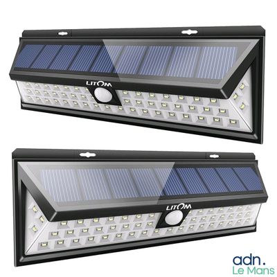 Deux lampes à énergie solaire sont représentées sur un fond blanc