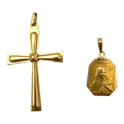 deux croix en or et un pendentif en or sur fond blanc