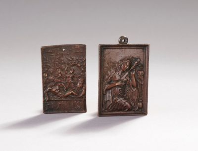une paire de plaques en bronze représentant une femme et un homme