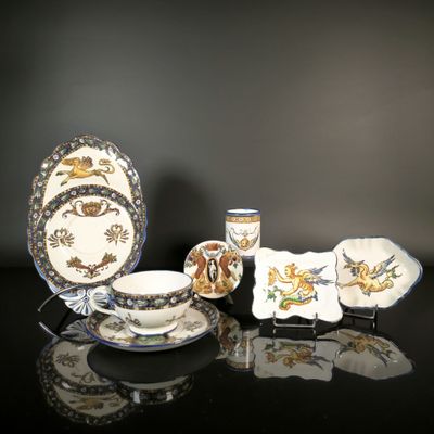 une table sur laquelle se trouvent une assiette, une tasse et une soucoupe