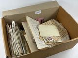 une boîte remplie de vieilles lettres et de vieux papiers posée sur une table