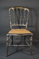 Suite de trois chaises en bois peint noir à dossier ajouré. (photo 2)