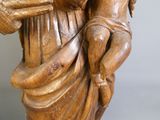 une statue représentant une femme tenant un enfant sur ses genoux