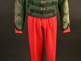 une image représentant un uniforme militaire composé d'un pantalon rouge et d'une veste verte