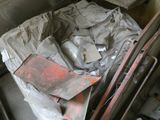 un tas de vieilleries à l'arrière d'un camion