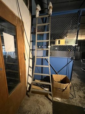une échelle adossée au mur d'une pièce