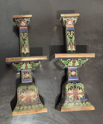 paire de bougeoirs chinois anciens à cloisons, ornés de motifs floraux peints à la main