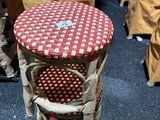 une petite table recouverte d'une nappe à carreaux rouges et blancs