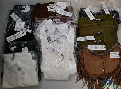 de nombreux sacs de vêtements et des sacs de vêtements exposés