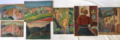 Plusieurs tableaux représentant une femme en robe rouge sont accrochés au mur.