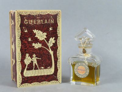 l'image d'un flacon de parfum à côté d'une boîte de parfum