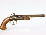 un gros plan d'un pistolet sur une surface blanche avec un fond blanc