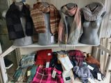 de nombreuses écharpes exposées dans un magasin