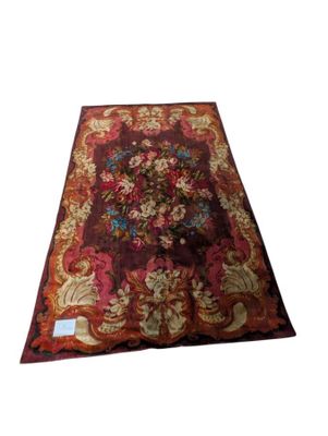 une image représentant un tapis rouge orné d'un motif floral