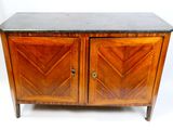une armoire en bois à deux portes avec un plateau en marbre